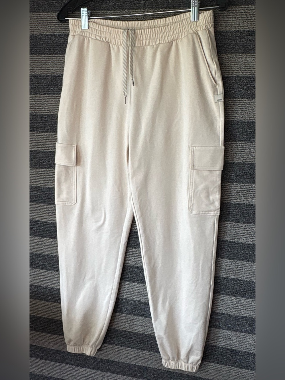 Vuori Boyfriend Cargo Joggers Cream
Women's Small EUC